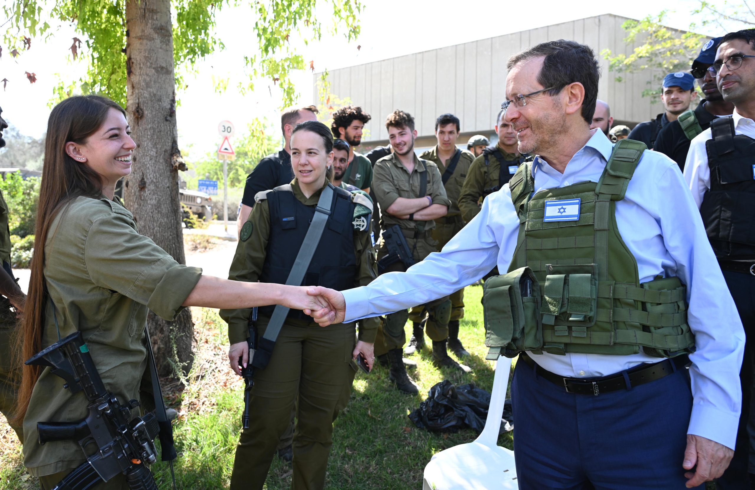 נשיא המדינה ביקר בקיבוץ בארי וחנך את פתיחתו המחודשת של מפעל ‘דפוס בארי ...