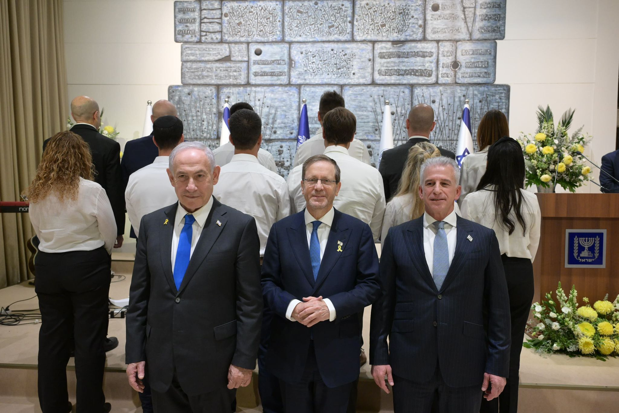 נשיא המדינה וראש המוסד העניקו תעודות הצטיינות ל-12 עובדות ועובדי המוסד ...