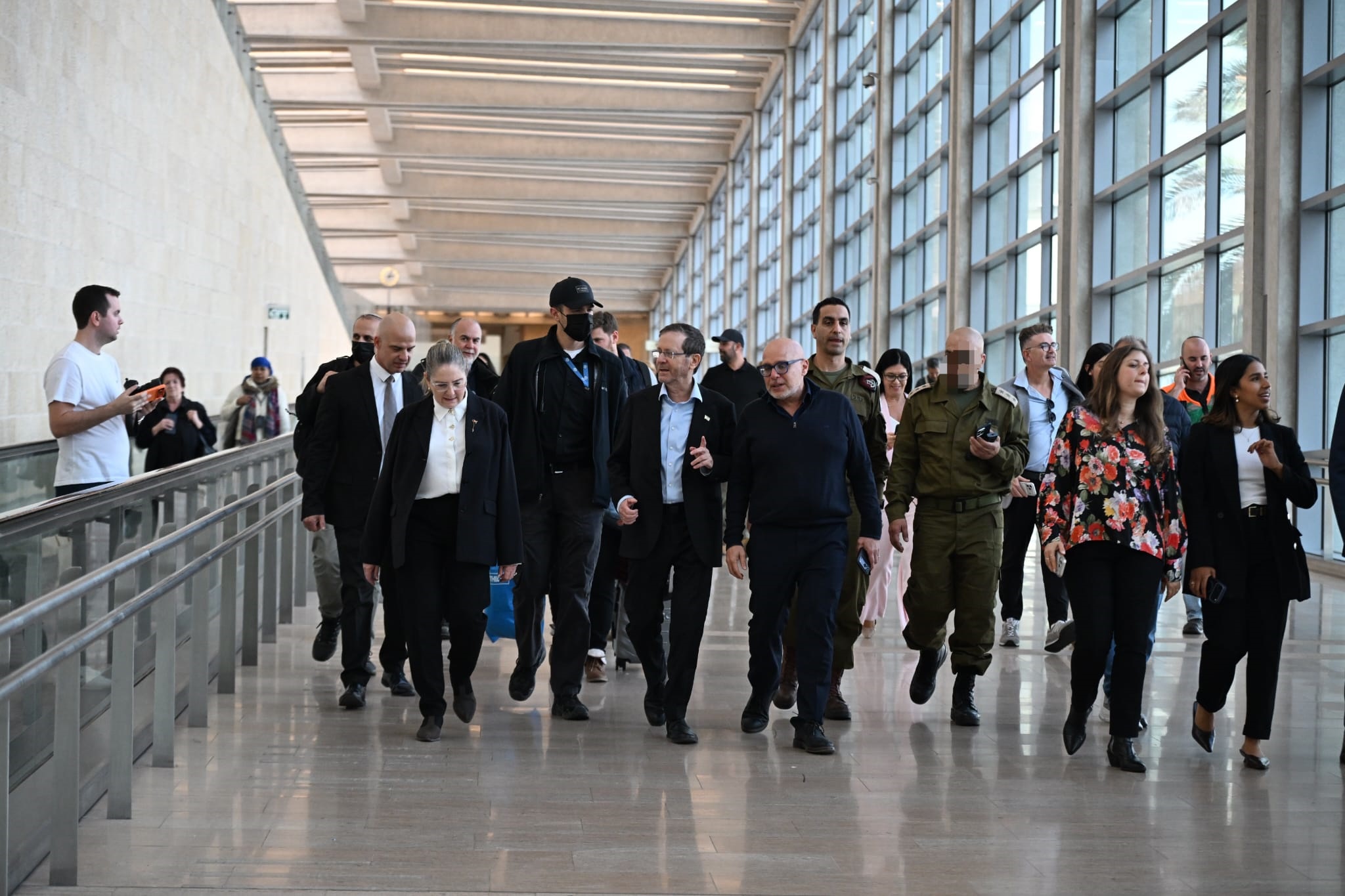 נשיא המדינה ביקר בנמל התעופה בן-גוריון וקיבל את פני השבים ארצה בטיסת ...